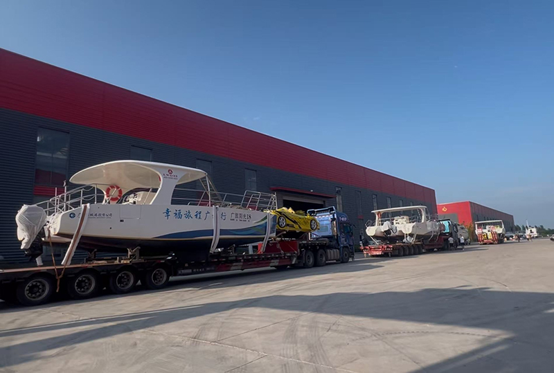 Lawada ndhawuhi telung catamaran, loro banyu olahraga lan loro jet kanggo papan sing apik